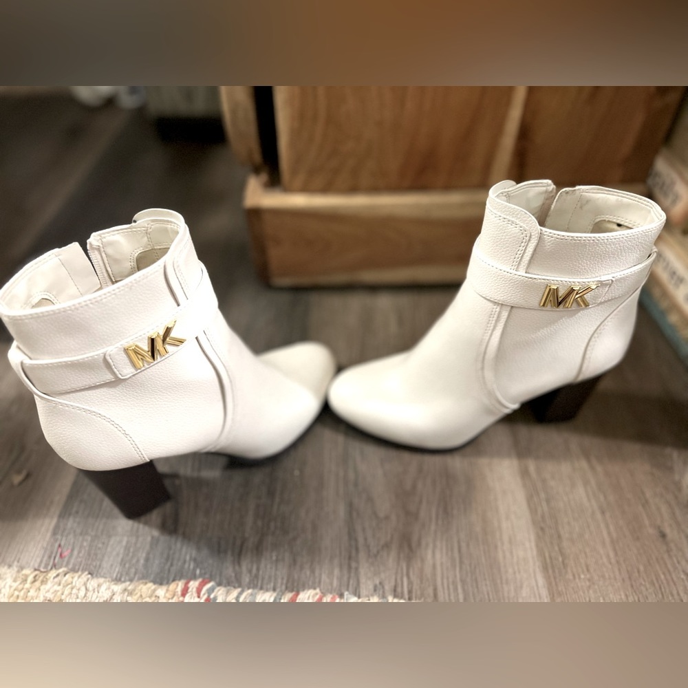 Michael Kors 2022 off white boots size 7